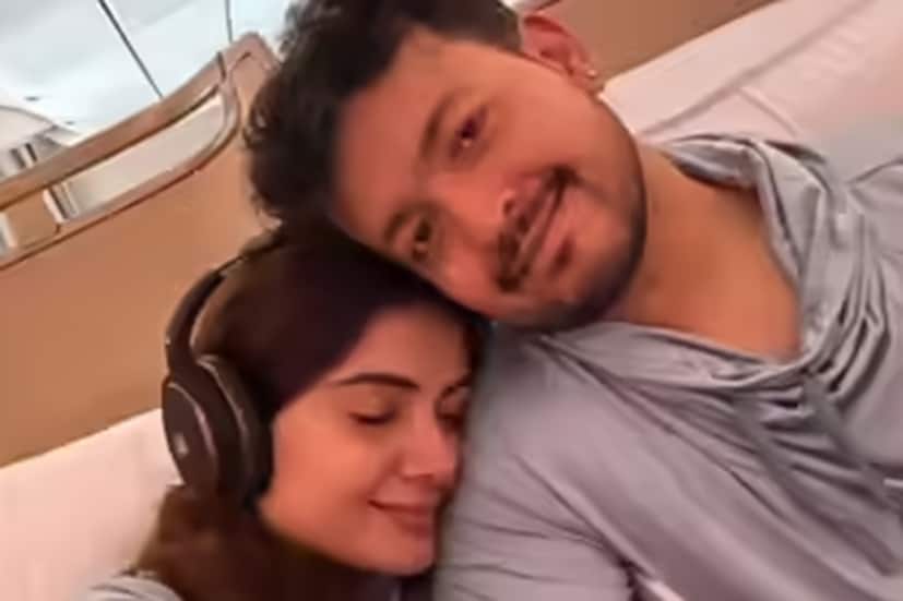 ‘‘এই কঠিন সময় পার করার সময় আমরা আপনাদের বোধগম্যতা এবং গোপনীয়তা কামনা করছি। ব্যক্তিগত সম্পত্তির কাছে জড়ো হওয়া এড়াতে আমরা বিনীতভাবে অনুরোধ করছি।’’ 