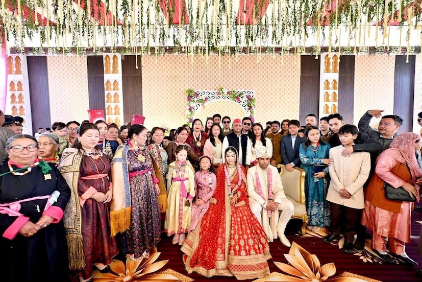 এক মনমাতানো ভোজ: বিয়েতে ৫০,০০০ অতিথির জন্য খাবার পরিবেশনের ব্যবস্থা করা হয়েছিল। দিল্লি, ফিরোজাবাদ এবং লখনউয়ের কারিগরদের তৈরি মাথাই আলু, পনির ছোলে, ইমারতি এবং কালো জাম-সহ প্রায় ১০টি পদ বিশেষভাবে প্রস্তুত করানো হয়েছিল। ১,৫০০ জন ভিআইপি অতিথির জন্য একটি বিশেষ মেনু তৈরি করা হয়েছিল, অন্য দিকে, লাদাখের কনের পরিবারের জন্য খাবার একটি হোটেল থেকে অর্ডার করা হয়েছিল।