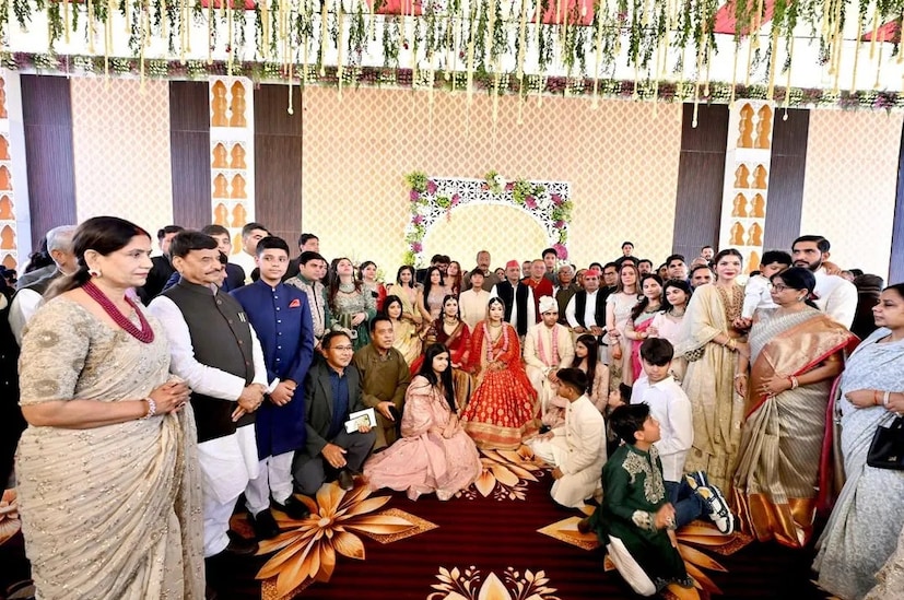 তিনি কোথায় তাঁর প্রাথমিক শিক্ষা লাভ করেন ? পাঁচ ভাইয়ের মধ্যে মুলায়ম ছিলেন সবার বড়। রাজপাল যাদব এই বছরের জানুয়ারিতেই মারা যান। আরিয়ান তাঁর প্রাথমিক শিক্ষা ইটাওয়াতে সম্পন্ন করেন। এরপর তিনি ডিপিএস নয়ডাতে ভর্তি হন, যেখানে তিনি সপ্তম থেকে দ্বাদশ শ্রেণী পর্যন্ত পড়াশোনা করেন। এরপর তিনি দিল্লি বিশ্ববিদ্যালয়ে ভর্তি হন। আরিয়ান ডিইউ থেকে বি.কম অনার্স ডিগ্রি অর্জন করেন এবং ইংল্যান্ডে চলে যান। তিনি বিখ্যাত কার্ডিফ বিশ্ববিদ্যালয় থেকে বি.এসসি. (ব্যবসায়) ডিগ্রি অর্জন করেন। (Photo: Instagram)