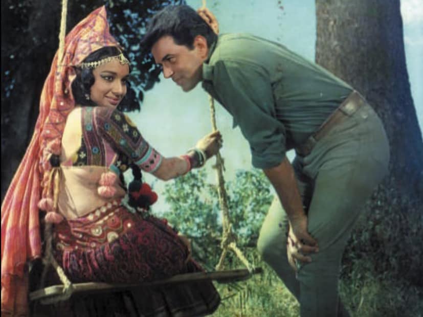 এই জুটি বেশ কয়েকটি সফল ছবিতে অভিনয় করেছিলেন যা আজও ক্লাসিক হিসেবে গণ্য হয়। এর মধ্যে অন্যতম আয়ে দিন বাহার কে (১৯৬৬), এটি একটি রোম্যান্টিক ড্রামা যেখানে তাঁদের রসায়ন ছবিটির সাফল্যের কেন্দ্রবিন্দুতে ছিল; শিকার (১৯৬৮) একটি সাসপেন্স থ্রিলার যেখানে ধর্মেন্দ্রর তীব্রতা এবং পারেখের মার্জিত অভিনয় নজর কেড়েছিল; মেরা গাঁও মেরা দেশ (১৯৭১) এবং সমাধি-র (১৯৭২) নামও আলাদা করে নিতে হয়। তাঁদের ছবিগুলো রোম্যান্স, ড্রামা এবং সঙ্গীতের নিখুঁত ভারসাম্য বজায় রেখেছিল, যা তাঁদের নিজেদের সময়ের সবচেয়ে সফল জুটিগুলোর মধ্যে একটি করে তুলেছিল।