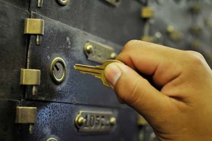 যেহেতু ব্যাঙ্ক লকারের জিনিসপত্রের বিমা করে না, তাই একটি পৃথক গয়না বিমা পলিসি নেওয়া গুরুত্বপূর্ণ। এই ধরনের পলিসি চুরি, আগুন বা ক্ষতির বিরুদ্ধে সুরক্ষা প্রদান করে। দাবি সহজতর করার জন্য গয়নার ছবি, বিল এবং ইনভেন্টরি রেকর্ড বজায় রাখতে হবে। এছাড়াও, ব্যাঙ্কের নিয়ম মেনে চলা হচ্ছে এবং লকারটি সক্রিয় রয়েছে তা নিশ্চিত করতে বছরে অন্তত একবার লকারে যেতে ভোলা উচিত নয়।