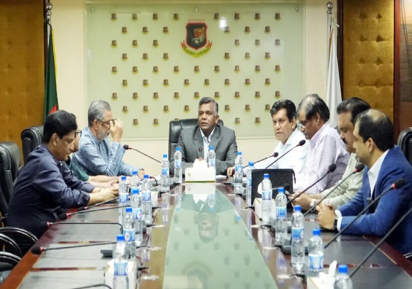 বাংলাদেশ ক্রিকেট বোর্ড (বিসিবি) আলমের করা অভিযোগ খারিজ করে দিয়েছে। ক্রীড়া সংস্থার এক আনুষ্ঠানিক বিবৃতিতে বলা হয়েছে: 