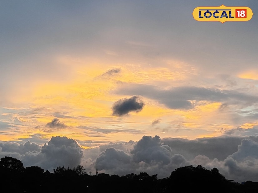 শীতের ভরপুর আমেজ উপভোগ করছে বঙ্গবাসী। দক্ষিণবঙ্গের জেলাগুলিতে ধীরে, ধীরে হচ্ছে পারদ পতন। তবে আবহাওয়া রয়েছে তার খামখেয়ালী মেজাজে। দিনে বেজায় রোদের তাপ এবং সন্ধ্যে নামতেই কনকনে শীত। শীতের ভরপুর আমেজ উপভোগ করছে বঙ্গবাসী। দক্ষিণবঙ্গের জেলাগুলিতে ধীরে, ধীরে হচ্ছে পারদ পতন। তবে আবহাওয়া রয়েছে তার খামখেয়ালী মেজাজে। দিনে বেজায় রোদের তাপ এবং সন্ধ্যে নামতেই কনকনে শীত।