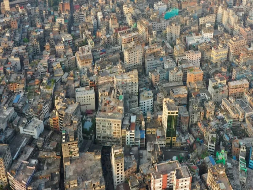 তাঁরা রাস্তা দিয়ে হেঁটে যাচ্ছিলেন। ফায়ার সার্ভিস ও পুলিশ সদস্যরা ঘটনাস্থল পরিদর্শন করেছেন। তাৎক্ষণিকভাবে সকালে নিহতদের নাম-পরিচয় জানাতে পারেনি পুলিশ। 