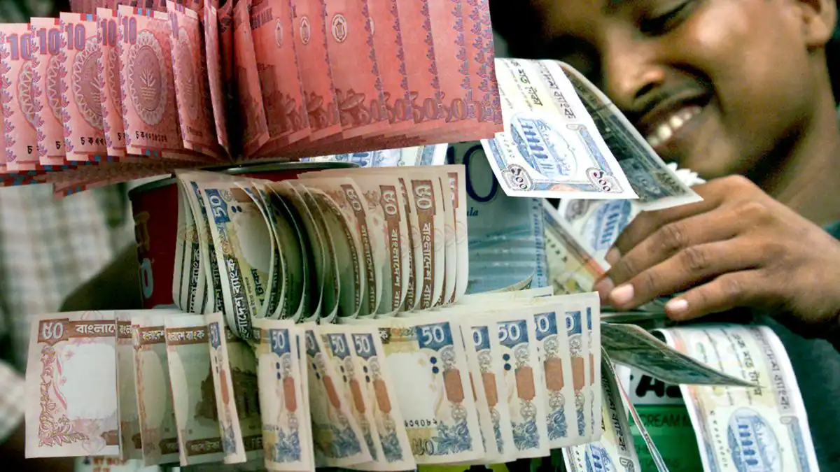 এই পরিস্থিতিতে দেশজুড়ে দফায় দফায় শুরু হয় অশান্তি। পরিস্থিতি নিয়ন্ত্রণে সেনা, পুলিশের পাশাপাশি মোতায়েন করা হয়েছে বর্ডার গার্ড বাহিনীও। এরই মধ্যে বাংলাদেশে ২ দিনের 'শাট ডাউন' কর্মসূচির ঘোষণা করেছে নিষিদ্ধ ঘোষিত আওয়ামি লিগ।