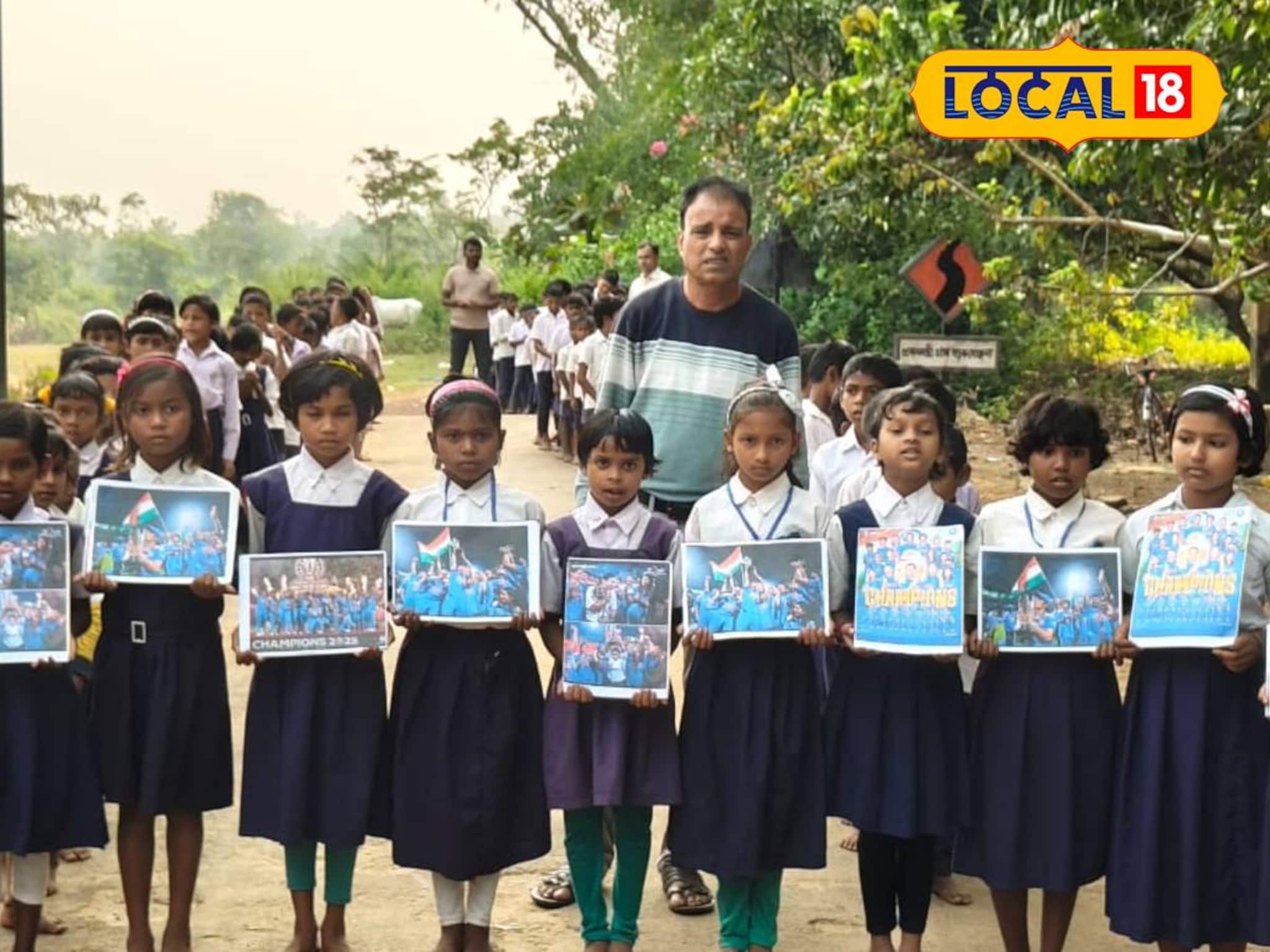 দু'চোখে ক্রিকেটার হওয়ার স্বপ্ন! স্মৃতিদের বিশ্বজয়ে নতুন স্বপ্ন বুনছে জঙ্গলমহলের মেয়েরা