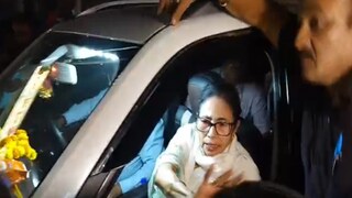 ঠাকুরনগর থেকে ফেরার পথে মৃত যুবকের পরিবারকে তদন্তের আশ্বাস দেন মুখ্যমন্ত্রী মমতা বন্দ্যোপাধ্যায়৷ ঠাকুরনগর থেকে ফেরার পথে মৃত যুবকের পরিবারকে তদন্তের আশ্বাস দেন মুখ্যমন্ত্রী মমতা বন্দ্যোপাধ্যায়৷