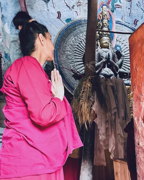 ভক্তরা তখনও বুঝতে পারেননি যে তাঁর পথ ধীরে ধীরে একটি অপ্রত্যাশিত দিকে এগিয়ে যাচ্ছিল। আমরা যে অভিনেত্রীর কথা বলছি তিনি আর কেউ নন, তিনি হলেন বরখা মদন, একজন প্রতিশ্রুতিশীল মডেল হিসেবে কেরিয়ার শুরু করলেও যিনি পরবর্তীতে বলিউডে পা রাখেন এবং দর্শকদের মুগ্ধ করেন। তিনি ১৯৯৪ সালের মিস ইন্ডিয়া প্রতিযোগিতায় মিস ট্যুরিজম ইন্ডিয়া খেতাবও জিতেছিলেন।