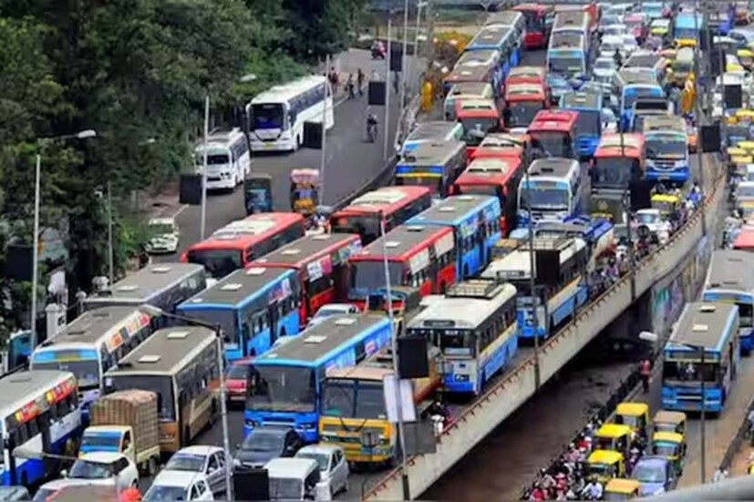 কোটার এই পরিকাঠামো ভারতে ট্র্যাফিক ব্যবস্থাপনার প্রেক্ষাপটে একটি নতুন মানদণ্ড স্থাপন করেছে, যা প্রমাণ করে যে কার্যকর পরিকল্পনা ঐতিহ্যবাহী সিগন্যাল সিস্টেমগুলিকে আরও স্মার্ট, আরও টেকসই সমাধান দিয়ে প্রতিস্থাপন করতে পারে। লক্ষ লক্ষ বাসিন্দা এবং হাজার হাজার শিক্ষার্থীর ভিড় সত্ত্বেও শহরের যানজট এখন নির্বিঘ্নে প্রবাহিত হয়! এটি একটি অসাধারণ কৃতিত্ব, যা প্রমাণ করে যে কৌশলগত পরিকাঠামো কীভাবে শহুরে যাতায়াতকে পুনরায় সংজ্ঞায়িত করতে পারে এবং ভারতের ব্যস্ততম ছাত্র কেন্দ্রগুলির মধ্যে একটিতে সময়ানুবর্তিতাকে নতুন আদর্শে পরিণত করতে পারে। (Representative Image)