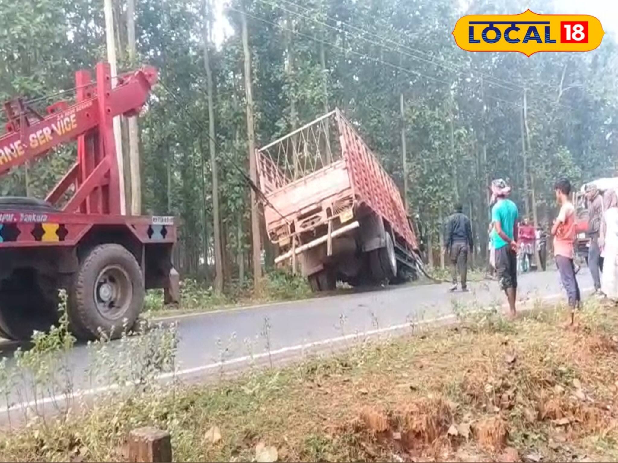 ভোররাতে চালকের চোখে ঘুম! বিষ্ণুপুরে নিয়ন্ত্রণ হারিয়ে উলটে গেল লরি