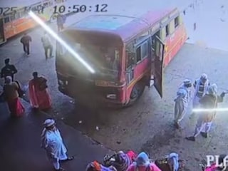 বাস দুর্ঘটনার মুহূর্ত বাস দুর্ঘটনার মুহূর্ত