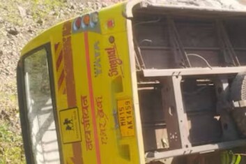 মহারাষ্ট্রে ৫০-এর বেশি ছাত্র নিয়ে ১৫০ ফুট খাদে পড়ে গেল স্কুলবাস! মৃত দুই ছাত্র, আহত বহু