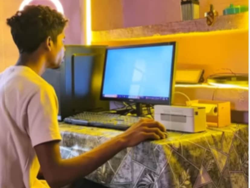 আইডিয়া বন্ধু কৈলাশকে জানান জয়ন্ত। একেবারে নিম্নবিত্ত পরিবারের সন্তান কৈলাশ তখন স্কুলের পড়াশোনা ছেড়ে পরিবারকে অর্থ সাহায&#x200d;্য করতে রেল স্টেশনে বিক্রি করতেন। জয়ন্তের আইডিয়া মন্দ লাগেনি কৈলাশের। তাঁরও মনে হয়েছিল এ ব&#x200d;্যবসায় লাভের সুযোগ রয়েছে। ব&#x200d;্যাস শুরু হল দুই যুবকের ঠেকুয়া তোড়জোড়। 