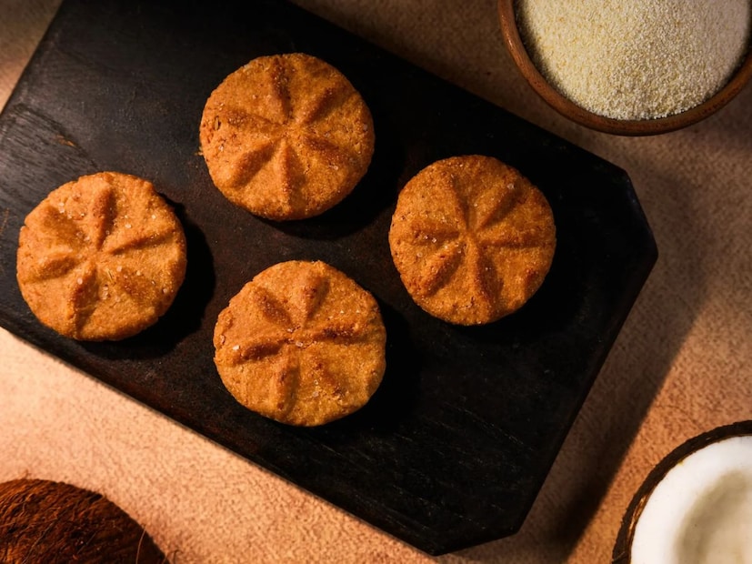 কিন্তু সেই ‘ঠেকুয়া’ থেকেই দেখা একটা ছোট্ট স্বপ্ন বদলে দিল বিহারের দুই কিশোরের জীবন। গ্রামের ভাঙাচোরা রান্নাঘর থেকেই শুরু। সেখান থেকেই ইতিহাস সৃষ্টি। বর্তমানে তাদের আয় জানলে চোখ ছানাবড়া হয়ে যাবে। 