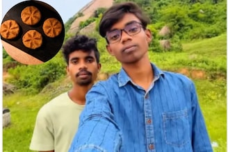 ঠেকুয়া বেচেই আয় ১ কোটি! অসুস্থ হয়েই আসে ‘আইডিয়া’? বিহারের দুই কিশোরের সাফল‍্যের গাথা