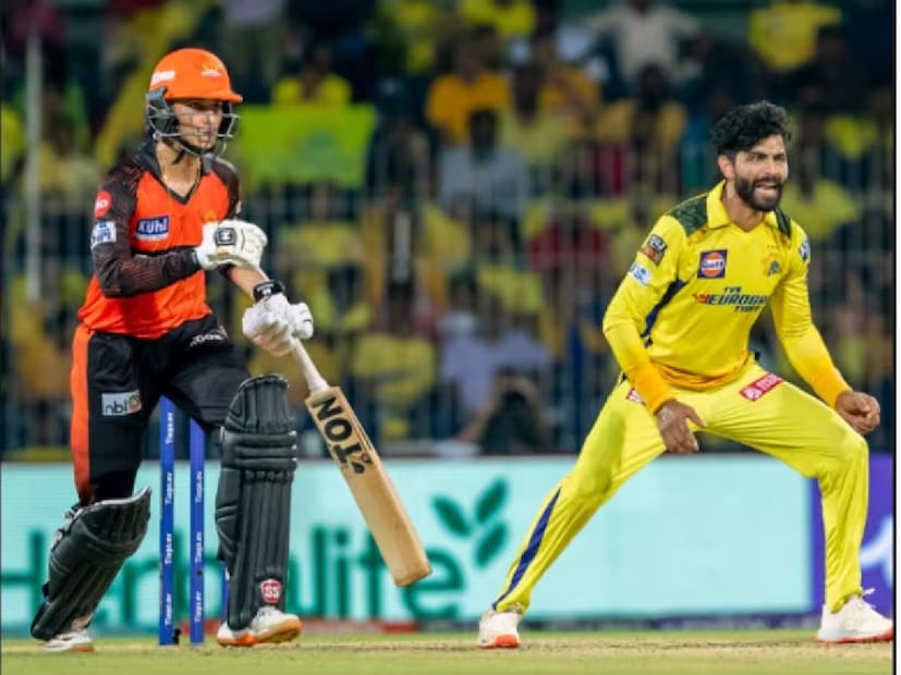 ২০২৫ সালের আইপিএল মেগা নিলামের আগে রবীন্দ্র জাদেজাকে সিএসকে ১৮ কোটি টাকায় ধরে রেখেছিল। তিনি দীর্ঘদিন ধরে সিএসকে-র অংশ এবং তাদের পাঁচটি শিরোপা জয়ের মধ্যে তিনটিতে গুরুত্বপূর্ণ ভূমিকা পালন করেছেন। তিনি দলের অধিনায়কত্বের দায়িত্বও গ্রহণ করেছেন। ২০২৫ সালের আইপিএল নিলামে স্যাম কুরানকে সিএসকে ২.৪ কোটি টাকায় কিনেছিল।