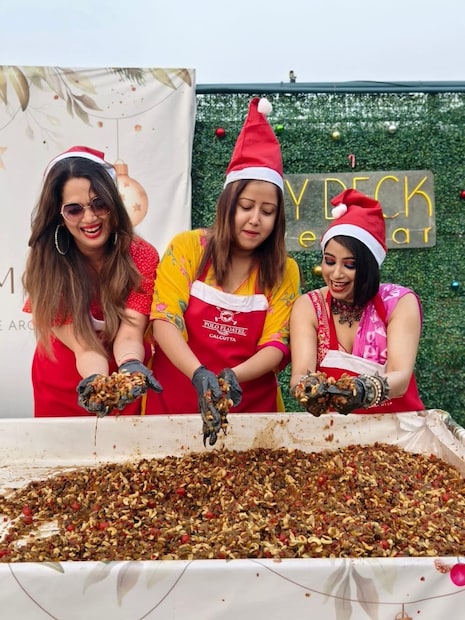 নদীবক্ষে অতুলনীয় ভাসমান আতিথেয়তা এবং গঙ্গার মনোরম দৃশ্যের জন্য বিখ্যাত পোলো ফ্লোটেল ক্রিসমাস, নববর্ষ, পয়লা বৈশাখ এবং দুর্গাপুজো সহ উদযাপনের একটি পছন্দের গন্তব্যস্থল হিসেবে আবির্ভূত হয়েছে অনেক বছর ধরে। হোটেলের উন্নত সুযোগ-সুবিধা এবং উৎসবের সাজসজ্জা অতিথিদের জন্য একটি ব্যতিক্রমী ছুটির অভিজ্ঞতার প্রতিশ্রুতি দেয়।