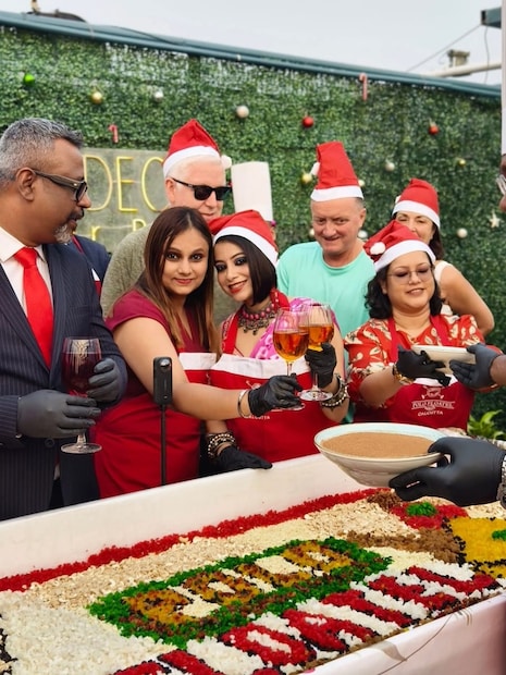 কলকাতার পোলো ফ্লোটেলের জেনারেল ম্যানেজার সৌমেন হালদার বলেন, “আমাদের হোটেলে আবারও কেক মিক্সিং অনুষ্ঠানের আয়োজন করতে পেরে আমরা আনন্দিত। এই আনন্দঘন উদযাপন বহু বছর ধরে কলকাতার পোলো ফ্লোটেলের একটি গর্বিত ঐতিহ্য, তা সর্বদাই প্রচুর উৎসাহ এবং উৎসবমুখর পরিবেশে পরিপূর্ণ হয়। কেবল একটি আচার-অনুষ্ঠানের চেয়েও বেশি করে এই কেক মিক্সিং অনুষ্ঠান প্রেম, ঐক্য এবং উষ্ণতার প্রতিনিধিত্ব করে যা বড়দিনের প্রকৃত চেতনাকে সংজ্ঞায়িত করে। এটি এমন একটি লালিত উপলক্ষ যা আমাদের অতিথিদের জন্য একটি স্মরণীয় ছুটির মরশুমের মেজাজ তৈরি করে। আমরা তাঁদের সঙ্গে এই বিশেষ মুহূর্তটি ভাগ করে নেওয়ার এবং তাঁদের বড়দিন উদযাপনকে সত্যিই স্মরণীয় করে তোলার জন্য অধীর আগ্রহে অপেক্ষা করছি।”