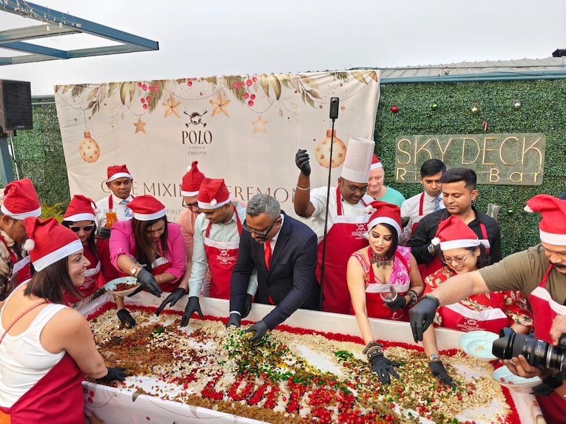 শতাব্দীপ্রাচীন সময়ের কথা। সবেমাত্র শেষ হয়েছে ফসল কাটার মরশুম। গৃহস্থের ভাঁড়ার ভরে উঠেছে নানা সুখাদ্যে। সামনেই আসবে শীত, আসবে বড়দিন, তার পরেই এক নতুন বছর। সপ্তদশ শতকে এই সময়টায় রেওয়াজ ছিল এক পারিবারিক সম্মিলনীর। পরিবারের যে যেখানে আছে, এসে জড়ো হত এক জায়গায়। হরেক শুকনো ফল দিয়ে বড় করে চলত বড়দিনের কেক তৈরির তোড়জোর। তারই প্রথম ধাপ পরিচিত ছিল কেক মিক্সিং নামে, সাধারণত নভেম্বরের প্রথম রবিবারটা এর জন্য বেছে নেওয়া হত। সময় পেরিয়ে এখন তার ছোঁয়া লেগেছে বাণিজ্যিক প্রতিষ্ঠানে।