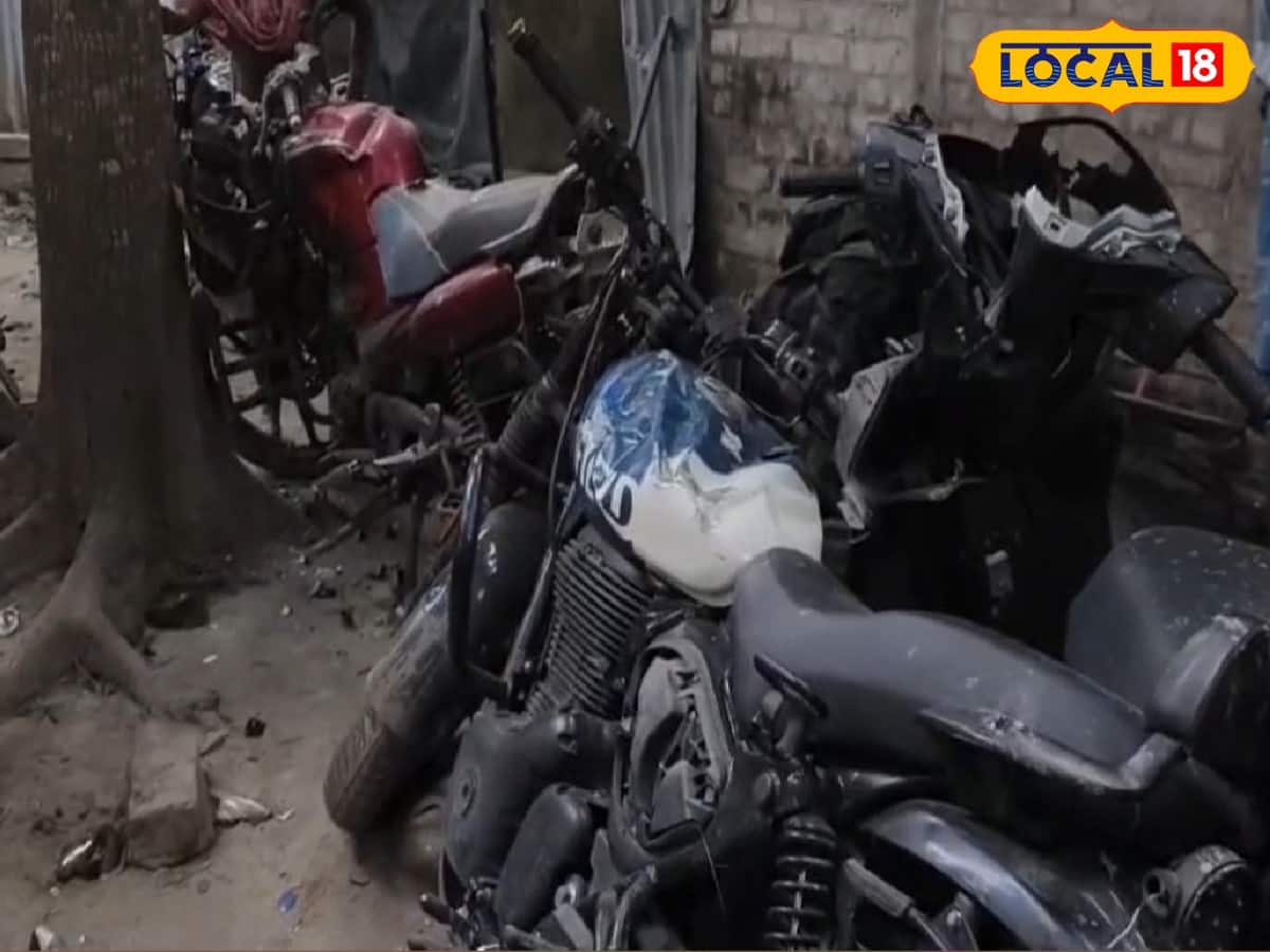 গ্যারেজের বাইক, স্কুটিতে ভাঙচুর চালানো হয়েছে