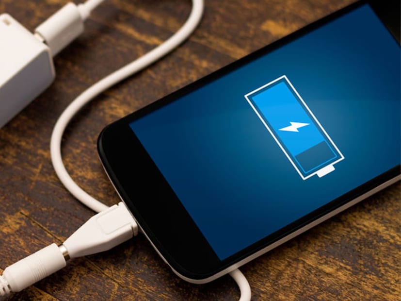 বেশিরভাগ মানুষ রাতভর ফোনকে চার্জে লাগিয়ে রেখে দেন। এর ফলে ফোন ক্রমাগত ১০০% চার্জ স্টেটে থাকে এবং মাইক্রো-চার্জিং লুপগুলি ক্রমাগত ৯৯-১০০% এর মধ্যে চার্জ হতে থাকে। এই লুপগুলি ব্যাটারির জন্য অত্যন্ত ক্ষতিকর।