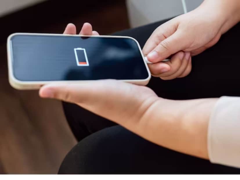 ফোনের ব্যাটারিই ভাল থাকা খুব জরুরি৷ বিশেষজ্ঞরা বলেন ফোন ব্যবহার করতে গিয়ে হতে থাকা খুব ছোট ছোট কিছু ভুলেই বড় ক্ষতি হতে পারে ব্যাটারির৷ ছোট্ট অসাবধানতা ধীরে ধীরে আপনার ফোনের ব্যাটারি হেলথের জন্য সবচেয়ে বিপজ্জনক হয়ে উঠতে পারে৷ 