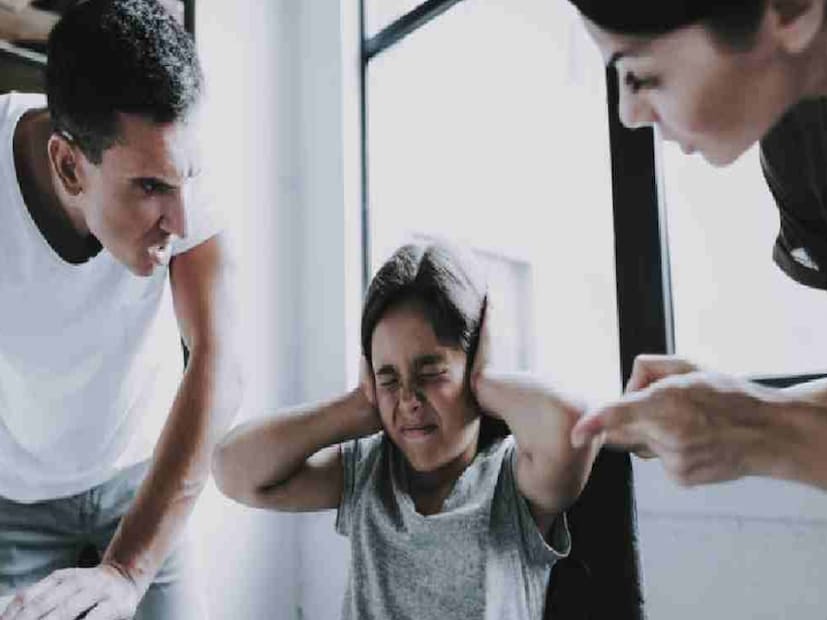 মিথ্যা কথা বলাটা অপরাধ, কিন্তু শিশুদের কাছে ওই সাদাকালোর বিভাজনটা অন্য রকম। অনেক শিশুই অকারণ মিথ্যে বলে। কিন্তু এর পাশাপাশি প্রত্যেক অভিভাবককে ভাবতে হবে যে, হঠাৎ করে শিশুর মিথ্যে কথা বলার প্রয়োজন পড়ছে কেন সেদিকটাও। (প্রতীকী ছবি)