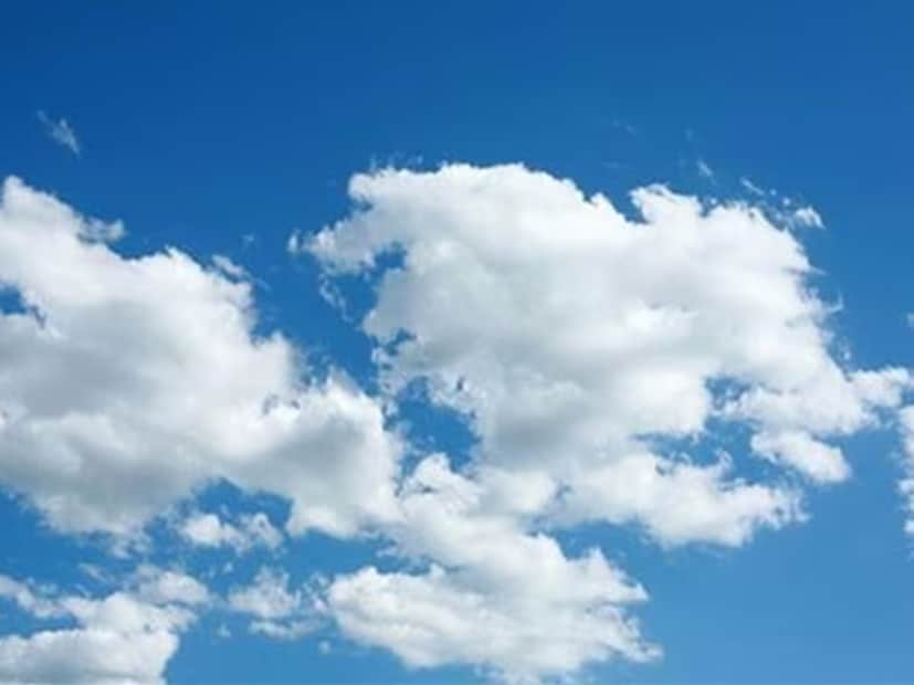 উইকেন্ড পর্যন্ত জমিয়ে শীতের আমেজ। কলকাতায় ১৭ ডিগ্রি সেলসিয়াস। পশ্চিমের জেলাগুলিতে তাপমাত্রা ১৩ থেকে ১৪ ডিগ্রি সেলসিয়াসের ঘরে। জমিয়ে শীতের আমেজ রাজ্যজুড়ে। স্বাভাবিকের দুই থেকে চার ডিগ্রি সেলসিয়াস নীচে তাপমাত্রা। অবাধ পশ্চিমের শীতল হাওয়া। কোনও পশ্চিমী ঝঞ্ঝার বাধা নেই। বঙ্গোপসাগরে কোনও সিস্টেম নেই। শীতল পশ্চিমী হাওয়ায় রাজ্যের তাপমাত্রা নামল অনেকটাই।