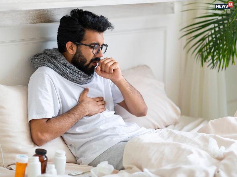 তবে, গ্রামীণ এলাকায় আজও বহু মানুষ বয়োজ্যেষ্ঠদের শেখানো প্রাচীন দেশি টোটকার উপর ভরসা করছেন। রান্নাঘরে থাকা সাধারণ উপাদান—গুড় ও হলুদ দিয়ে তৈরি এক মিশ্রণ নাকি রোগীদের এক রাতেই কাশির সমস্যা থেকে স্বস্তি দেয়। এই টোটকা শিশু থেকে প্রবীণ—সবার জন্যই সমান কার্যকর বলে দাবি গ্রামবাসীদের।