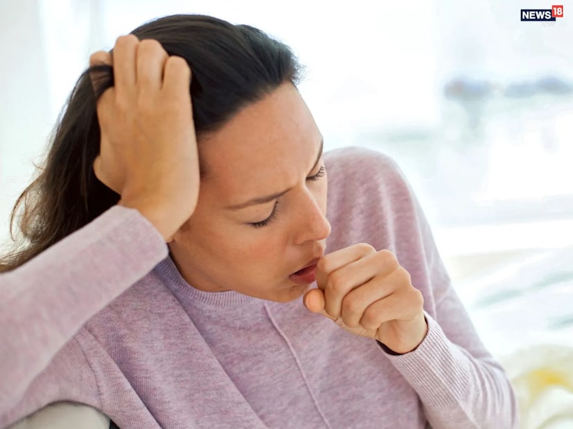 গুড়-হলুদের মিশ্রণের উপকারিতাখরগোনের আয়ুর্বেদ বিশেষজ্ঞ ড. সন্তোষ মউর্য জানান, হলুদ বহু প্রাচীনকাল থেকেই শক্তিশালী অ্যান্টি-অ্যালার্জিক ও অ্যান্টিবায়োটিক হিসেবে পরিচিত। অন্যদিকে, গুড়কে কফ নাশক বলা হয়। এতে থাকা উপাদান কফকে গলিয়ে শরীরের বাইরে বের করতে সাহায্য করে। দু’টি উপাদান একসঙ্গে মেশালে মিশ্রণটি আরও বেশি কার্যকর হয়ে ওঠে—একদিকে কফ বের করে, অন্যদিকে অ্যালার্জি কমিয়ে শরীরকে সুস্থ করে তোলে।