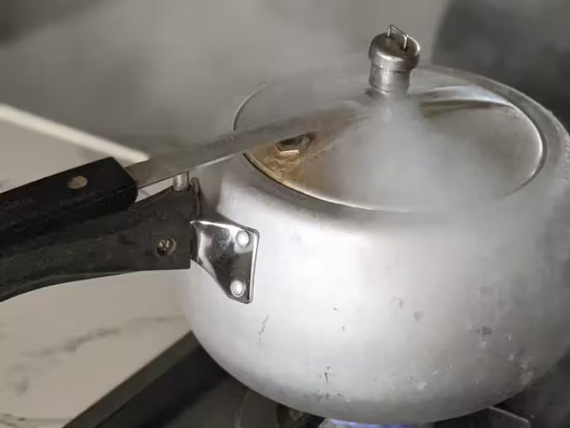 পুরোনো কুকারের ঘষা রাবার গ্যাসকেট এবং সেফটি ভালভ, বিশেষ করে টক বা অ্যাসিডিক খাবারে, সীসা নির্গত হওয়ার প্রক্রিয়াকে আরও দ্রুত করে দেয়। এর ফলে দীর্ঘমেয়াদে ক্লান্তি, স্মৃতিশক্তির দুর্বলতা, মুড সুইং এবং স্নায়ুর সমস্যা হতে পারে।