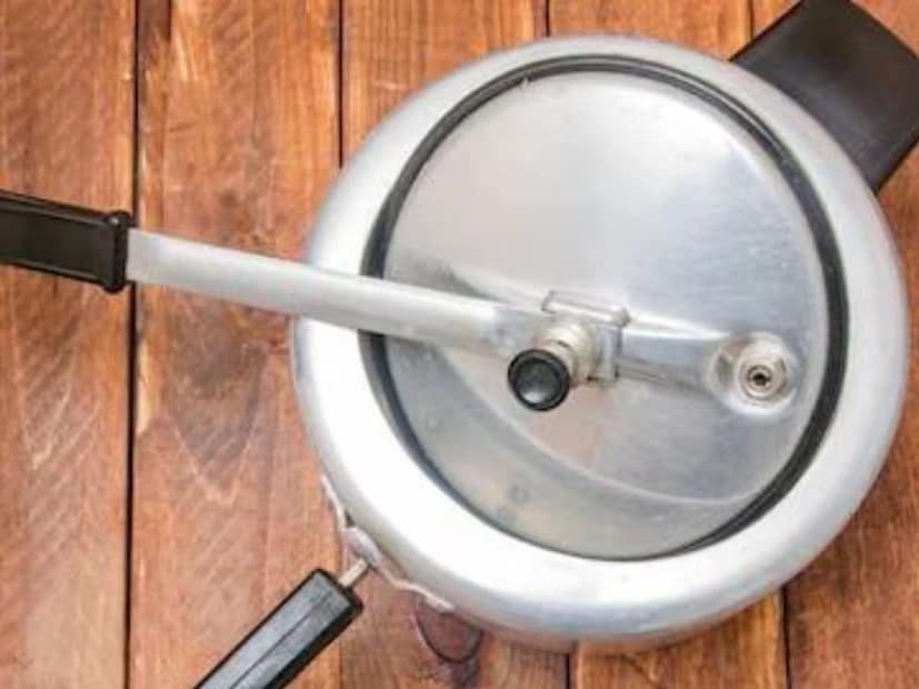 কিন্তু প্রেশার কুকার কেনার পর কতদিন ব্যবহার করেন? বেশিরভাগ ক্ষেত্রেই এই প্রশ্নের উত্তর হবে যতদিন সেই কুকার ভাল থাকে৷ তবে সম্প্রতি চিকিৎসকরা সতর্ক করছেন এ বিষয়ে৷ প্রেশার কুকারে রান্নার ক্ষেত্রেও প্রয়োজন সতর্কতার৷ 