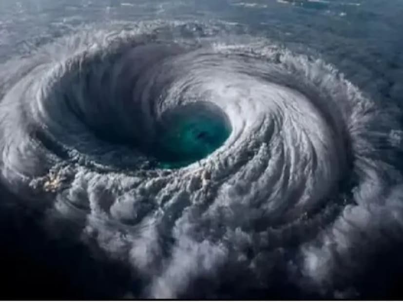 কলকাতা: ঘূর্ণিঝড় দিতওয়াহা (Cyclone Ditwah) শ্রীলঙ্কায় ভারী বৃষ্টিপাত ঘটিয়েছে পাশাপাশি বন্যার কারণে জলের তলায় দেশের বিস্তৃর্ণ অংশ৷ কার্যত ধ্বংসযজ্ঞ হয়ে গেছে দিতওয়াহার কারণে৷ ডিসাস্টার ম্যানেজমেন্টে-র (ডিএমসি) থেকে প্রাপ্ত তথ্য অনুসারে এখনও পর্যন্ত ১২৩ জনের মৃত্যু  হয়েছে৷ পাশাপাশি ১৩০ জনের বেশি মানুষ এখনও নিখোঁজ৷  এই দুর্যোগের ফলে ৬১,০০০ পরিবারের ২০০,০০০-র বেশি মানুষ দুর্ভোগে পড়েছেন, যাদের মধ্যে অনেককে ইতিমধ্যেই আশ্রয় এবং সাহায্য প্রদান করা হয়েছে। Photo- Representative 