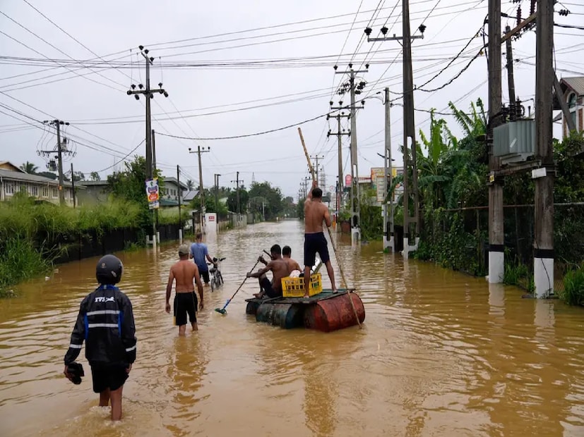 নিম্নাঞ্চলে বন্যার পরিস্থিতি আরও খারাপ:কলম্বো থেকে ভারত মহাসাগরে প্রবাহিত কেলানি নদী শুক্রবার সন্ধ্যায় তীর ভেঙে পানিতে ডুবে গেছে। কর্তৃপক্ষ নদীর তীরবর্তী বাসিন্দাদের নিরাপদ আশ্রয়ে সরিয়ে নেওয়ার নির্দেশ জারি করেছে। নিরাপত্তার জন্য শত শত মানুষকে অস্থায়ী আশ্রয়কেন্দ্রে স্থানান্তরিত করা হয়েছে।