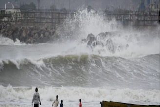 ১৫০ কিমি/ঘণ্টা গতিতে ঝাঁপিয়ে শ্রীলঙ্কা লণ্ডভণ্ড, তামিলনাড়ুতে ঢুকবে Cyclone Ditwah