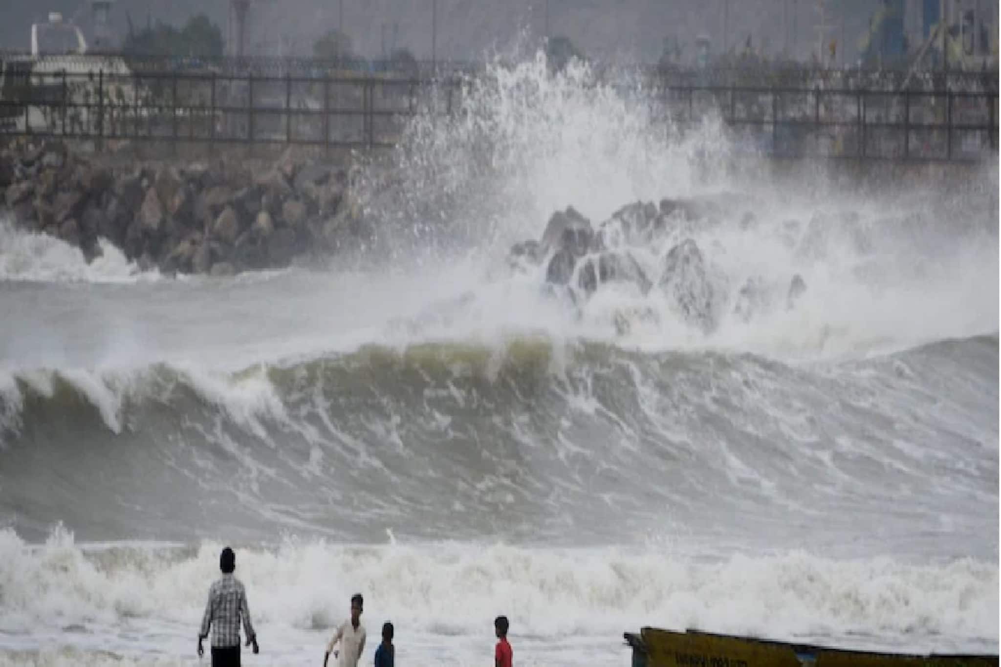 Cyclone Ditwah Speed: ১৫০ কিমি/ঘণ্টা গতিতে ঝাঁপিয়ে পড়ে শ্রীলঙ্কা লণ্ডভণ্ড, বঙ্গোপসাগর পেরিয়ে তামিলনাড়ুতে ঢুকবে, জারি বৃষ্টির রেড অ্যালার্ট
