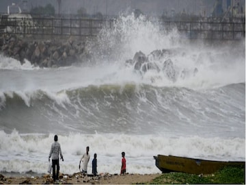 ১৫০ কিমি/ঘণ্টা গতিতে ঝাঁপিয়ে শ্রীলঙ্কা লণ্ডভণ্ড, তামিলনাড়ুতে ঢুকবে Cyclone Ditwah ১৫০ কিমি/ঘণ্টা গতিতে ঝাঁপিয়ে শ্রীলঙ্কা লণ্ডভণ্ড, তামিলনাড়ুতে ঢুকবে Cyclone Ditwah