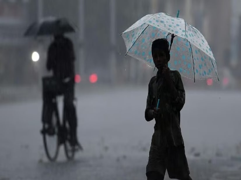 Delta ও অন্য জেলাগুলোতে কেমন হবে? Ditwah ২৯ তারিখে Jaffna-র কাছে সমুদ্রে গেলে আবার একটু শক্তি বাড়াতে পারে। ওইদিন Nagai, Thiruvarur, Thanjavur, Karaikal, Mayiladuthurai-সহ জেলাগুলোতে প্রবল বৃষ্টি হবে। এর আশেপাশের Trichy, Perambalur, Ariyalur, Pudukottai-তেও ভারী বৃষ্টি হবে। Ditwah আরও এগোলে, Cuddalore, Pondicherry, Villupuram, Kallakurichi, Tiruvannamalai, Vellore, Ranipet ও কাছাকাছি Salem, Namakkal এলাকাতেও বৃষ্টি হবে।