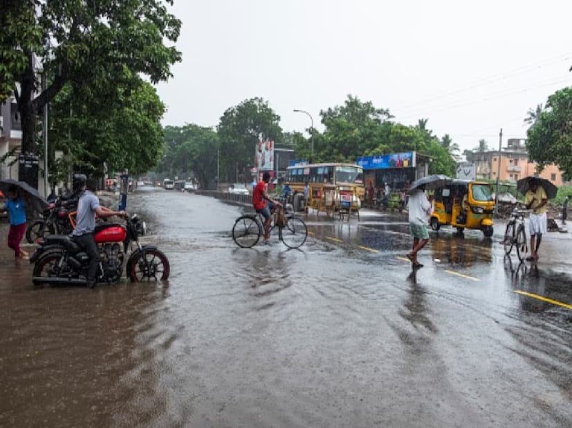 ডিসেম্বর ১ তারিখে Chennai, Tiruvallur, Kanchipuram, Chengalpattu, Vellore, Ranipet জেলাগুলোতে বৃষ্টি হবে নাকি? Chennai, Tiruvallur, Kanchipuram, Chengalpattu, Vellore, Ranipet এলাকায় ২৯ বা ৩০ তারিখে বৃষ্টি শুরু হবে, সৌভাগ্যবশত ডিসেম্বর ১ তারিখ পর্যন্ত বৃষ্টি চলবে। বেশিরভাগ জায়গায় ১৫০ মিমি-র বেশি বৃষ্টি রেকর্ড হতে পারে। এভাবেই তিনি জানিয়েছেন।