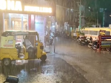 বঙ্গোপসাগরে কী অবস্থায় ঘূর্ণিঝড় ‘সেনিয়ার’ ? (Photo: PTI) বঙ্গোপসাগরে কী অবস্থায় ঘূর্ণিঝড় ‘সেনিয়ার’ ? (Photo: PTI)