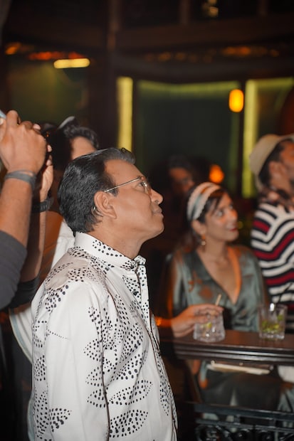 ‘‘আমি দীনবন্ধুর চরিত্রে অভিনয় করছি, একজন বাহ্যিকভাবে খুবই সাধারণ মধ্যবয়সী ট্যাক্সি ড্রাইভার, মৃদুভাষী কিন্তু ঠান্ডা মনের মানুষ, যিনি আবার একটি ছোট অপরাধী দলের নেতা। তিনি একটি নিম্ন মধ্যবিত্ত কোয়ার্টারে থাকেন এবং দলটি এনজিওর কাজের আড়ালে চাঁদাবাজি, অপহরণ এবং খুনের সঙ্গে জড়িত। এষা নামে একজন ডিভোর্সি প্রতিবেশিনীর প্রতি তাঁর নীরব স্নেহ চরিত্রটিতে একটি আকর্ষণীয় আবেগপূর্ণ রোম্যান্টিক স্তর যোগ করেছে। আমি চিত্রনাট্যটি পছন্দ করেছিলাম এবং এরকম ছবি টলিউডে সাধারণত দেখা যায় না। পরিচালক জয়ব্রত এবং তাঁর SRFTI টিম নতুন ছিল, প্রায় কোনও তহবিল ছাড়াই কাজ করছিল এবং আমি সহ অনেক অভিনেতা, পারিশ্রমিক নয়, কেবল চিত্রনাট্যের প্রতি বিশ্বাসের জন্যই এই প্রকল্পে যোগ দিয়েছিলাম। এই ছবির জন্য সমস্ত প্রধান অভিনেতাদের প্রতিশ্রুতিবদ্ধ করার জন্য আমি নিজের উপর দায়িত্ব নিয়েছিলাম। শ্যুটিংয়ে বেশ কিছু চ্যালেঞ্জ এবং আর্থিক প্রতিবন্ধকতা ছিল, কিন্তু তরুণ দলের নিষ্ঠা এবং আন্তরিকতা আমাদের সকলকে প্রতিশ্রুতিবদ্ধ রেখেছিল’’, বলছেন রুদ্রনীল।