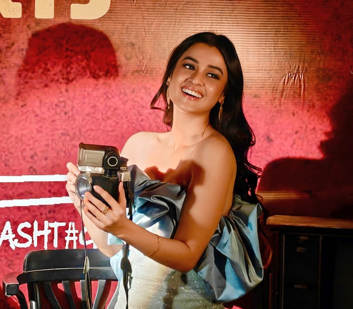 ছবির এক বিশেষ অংশে লতা মঙ্গেশকর আর কিশোর কুমারের কণ্ঠে বিখ্যাত ‘চুরি ছাড়া কাজ নেই’ গানের রিমিক্স ভার্সানে ডান্স ফ্লোরে দেখা যাবে দর্শনা বণিককে। তাঁর সঙ্গে স্ক্রিন শেয়ার করেছেন গানে জন ভট্টাচার্য, বিশেষ উপস্থিতি রয়েছে রুদ্রনীল ঘোষ আর সৌরভ দাসেরও। 