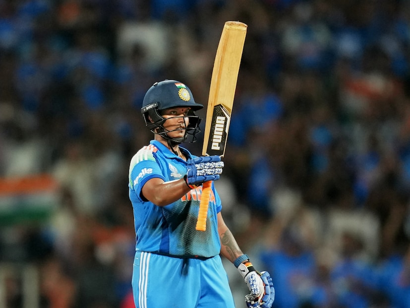 দীপ্তি শর্মার অলরাউন্ড পারফরম্যান্স: শেফালির পাশাপাশি ফাইনালে দীপ্তি শর্মার অলরাউন্ড পারফরম্যান্স ভারতের জয়ের অন্যতম প্রধান কারণ। ব্যাটিংয়ে দলের প্রয়োজনের সময় হাফ সেঞ্চুরি করার পাশাপাশি বোলিংয়ে একাই ৫ উইকেট শিকার করেন দীপ্তি শর্মা। দক্ষিণ আফ্রিকার সেঞ্চুরি করা ব্যাটার লরা উলভার্টেরউইকেটও নেন দীপ্তি।