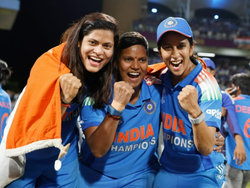 ৫২ বছরের মহিলা বিশ্বকাপ ইতিহাসে তিনিই প্রথম খেলোয়াড়, যিনি একই সংস্করণে ২০০-র বেশি রান ও ১৫-র বেশি উইকেটের কৃতিত্ব অর্জন করেছেন। এছাড়া, পাঁচ নম্বর বা তার নিচের পজিশনে ব্যাট করে তিনবার ৫০+ রান করা তৃতীয় ক্রিকেটার হিসেবেও নজির গড়েছেন দীপ্তি।