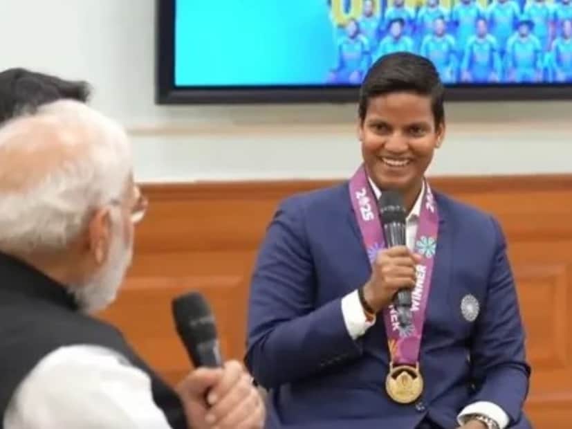 তাঁদের এই সাক্ষাতের ভিডিও বৃহস্পতিবার সামাজিক মাধ্যমে প্রকাশিত হয়। সেখানে নানা মজাদার মুহূর্ত সামনে আসে। বিশ্বকাপের সেরা প্লেয়ার নির্বাচিত হওয়া দীপ্তি শর্মার সঙ্গে আলাদাভাবে কথা বলেন মোদি।