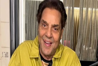 ধর্মেন্দ্রর শেষ পোস্টে কার ছবি? কী লেখা? সাদা-কালো ছবি দেখে কেঁদে ভাসাচ্ছেন অনুরাগীরা