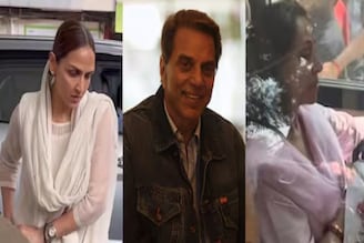 ধর্মেন্দ্র-র সৎকারে শোকবিধ্বস্ত হেমা-এষা, হালকা রঙের পোশাক, সামনে এল স্ত্রী-মেয়ের ফটো