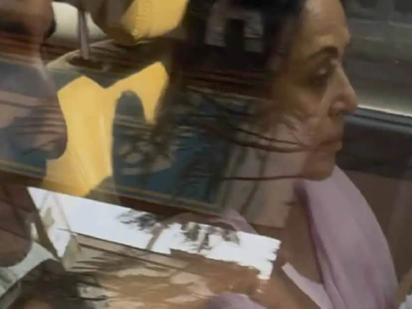 সোমবার দুপুরের কিছুক্ষণ পরেই অভিনেতার বাড়ি থেকে একটি অ্যাম্বুলেন্স বের হতে দেখা যায়। এর কিছুক্ষণ পরেই, তাঁর ছেলে সানি দেওল, মেয়ে এষা দেওল এবং স্ত্রী হেমা মালিনী মুম্বইয়ের পবন হংস শ্মশানে পৌঁছে যান৷