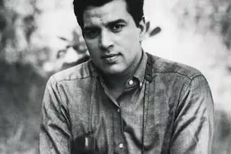 রোম্যান্স আর অ্যাকশনকে মিশিয়েছেন এক খাতে, বলিউডের ‘হি-ম্যান’ ধর্মেন্দ্রর যাত্রাপথের ঝলক