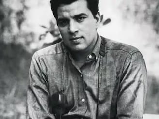 রোম্যান্স আর অ্যাকশনকে মিশিয়েছেন এক খাতে, বলিউডের ‘হি-ম্যান’ ধর্মেন্দ্রর যাত্রাপথের ঝলক